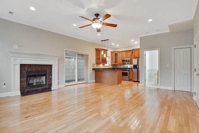 Photo - 6229 N Richmond St Unidad 2N