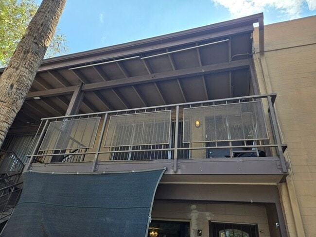 Building Photo - Spacious 3 bed, 2 bath upstairs, condo in ...