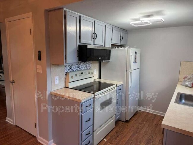 Photo - 405 S St George St