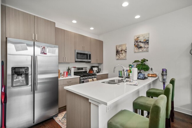 Photo - 645 N Green St