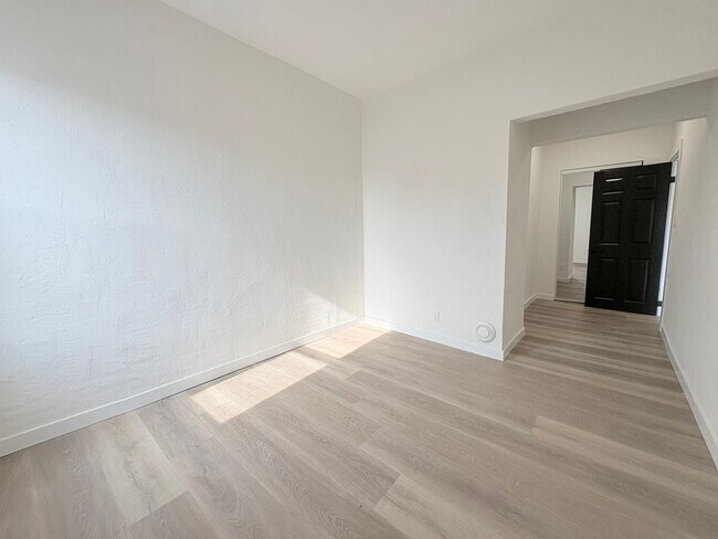 Photo - 1370 Wyandotte St E