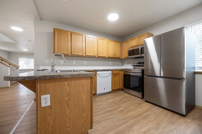 Building Photo - 5Bed/2.5 Bath home available in SE Portland