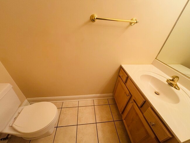 Photo - 385 Oaktree Blvd