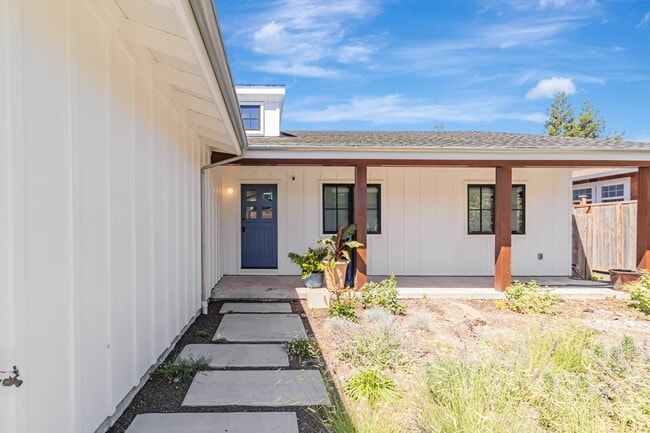 Building Photo - 721 5th St E Rental