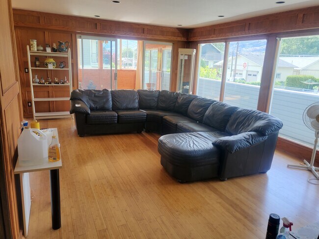 4154 Lake Ave