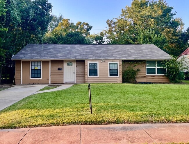 Building Photo - 6043 Lyndhurst Dr