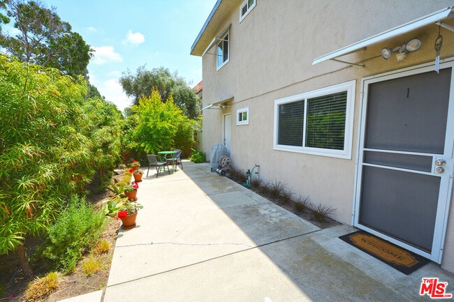 Photo - 10854 Morrison St