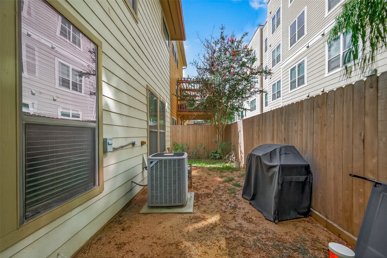 Photo - 1323 Studer St