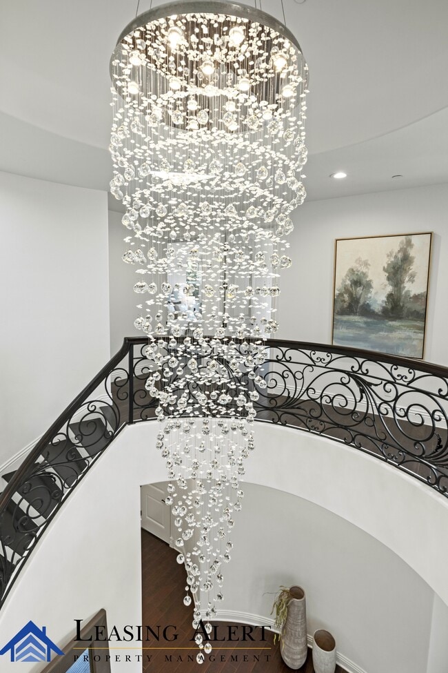 Photo - 5011 Hayvenhurst Ave