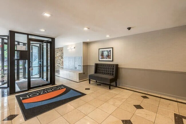 Photo - 6725 N Sheridan Rd