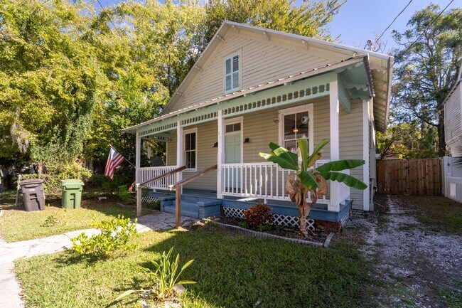 Building Photo - Historic Lincolnville 3/2 Single Family Home