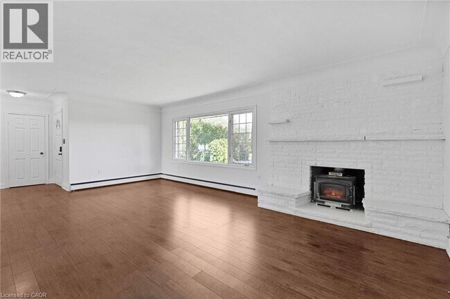 Photo - 585 FIFTH Road E