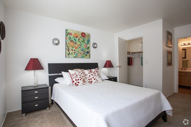 2BR, 2BA - 1,003 SF