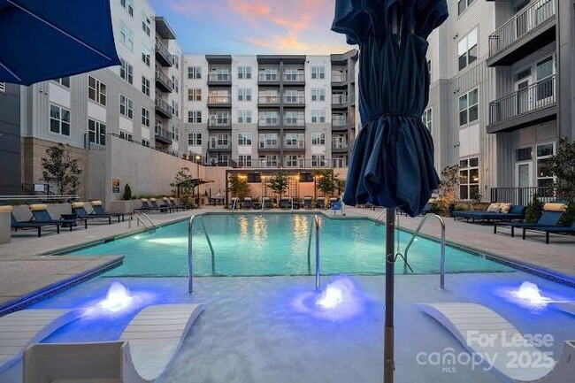 Building Photo - 2020 W Morehead St Unit XM