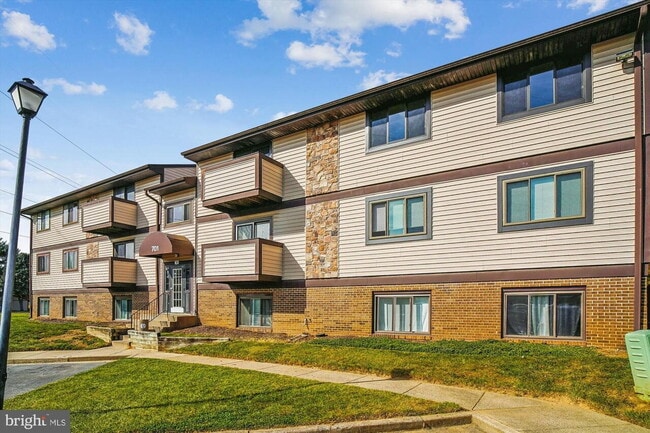 Building Photo - "Charming 2-Bed Condo in convenient Frederick Location!" Unit G