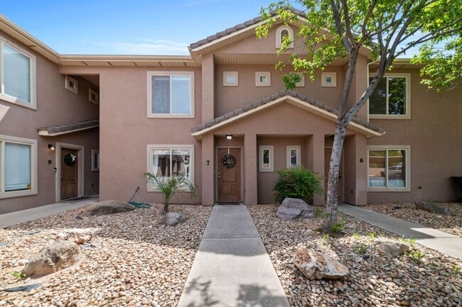 Building Photo - 3 Bedroom End Unit Townhome!