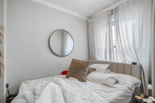 1BR, 1BA - 400SF - Bedroom