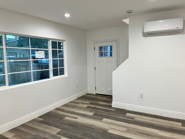 Building Photo - 301 S La Peer Dr