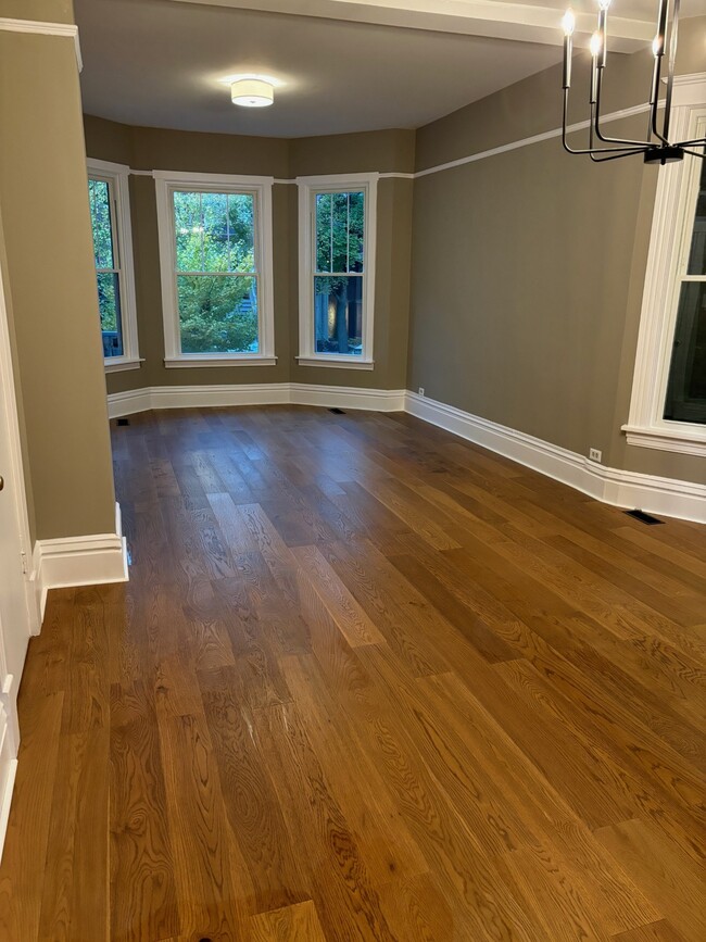 Spacious living room - 5318 N Paulina St Apartments Unit 2