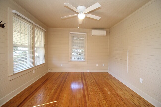 East Pensacola Heights 2BR Cottage Near Downtown with Heart-Pine Floors, Updated Kitchen & Rear A...