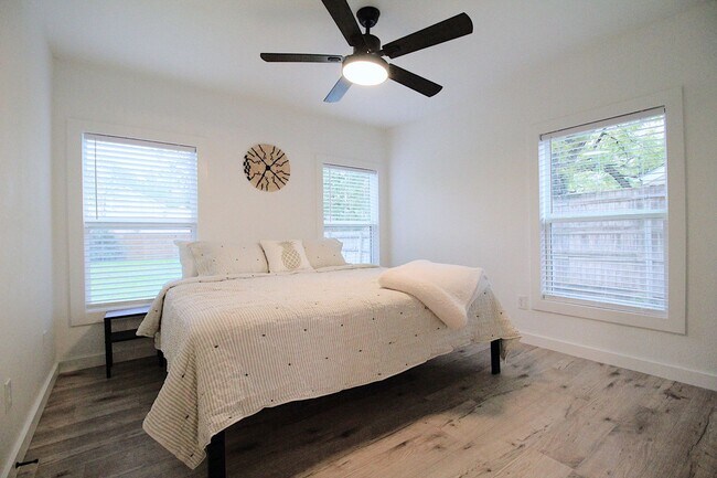 Photo - Ryan Place- Short to Mid-Term Rental Fully Remodeled 2  Bed, 1 Bath