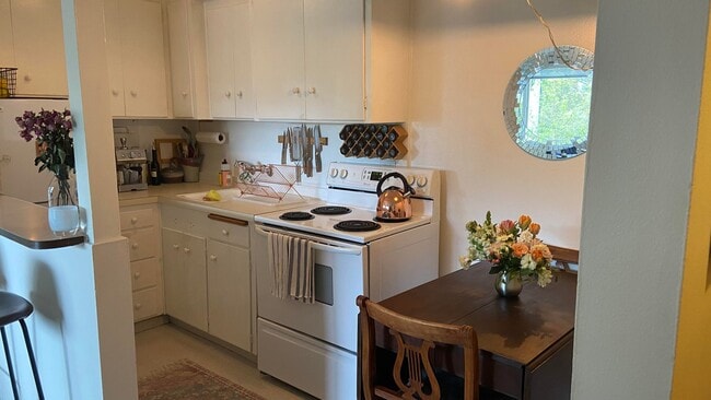 Photo - 2349 W Newton St Unidad 103