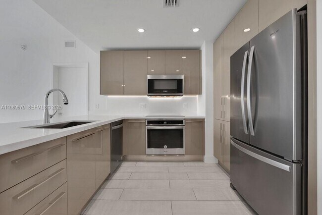 Photo - 2000 Metropica Wy Unit 807