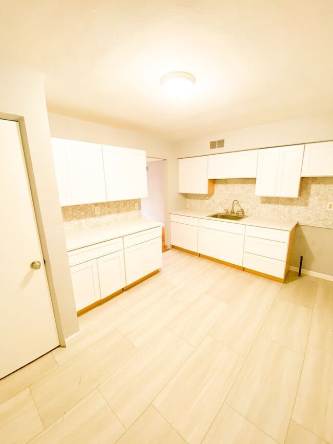 Building Photo - New Remodel! 2bed 1bath. Great location! Rental