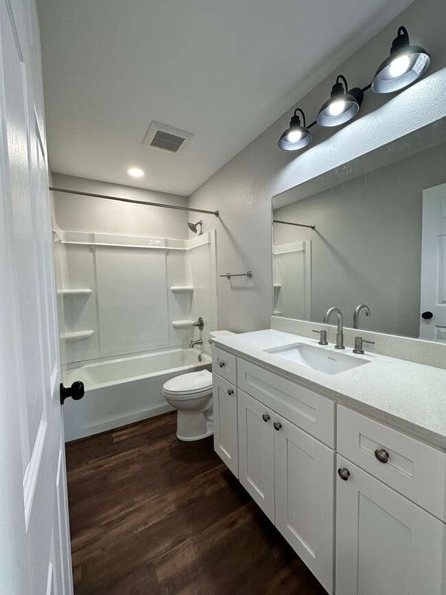 BAÑO DE PASILLO (BAÑERA + DUCHA) - 107 S Bois D Arc St