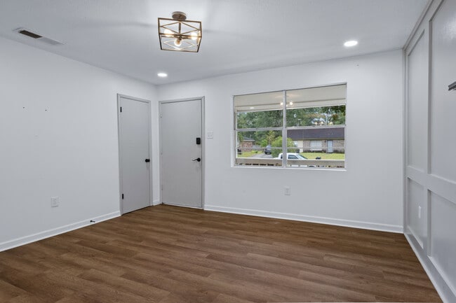 Photo - 115 Lucian Cir