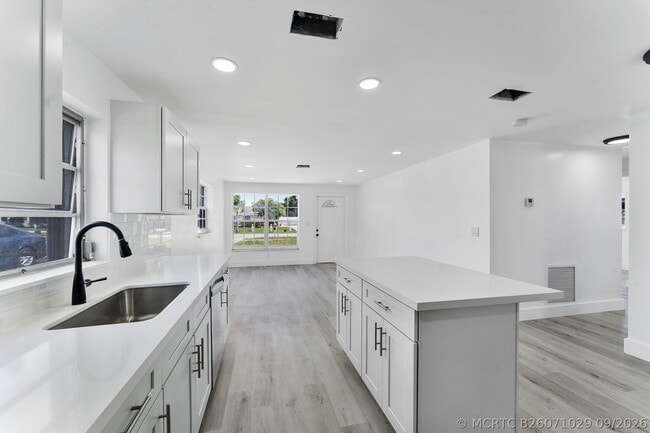 Photo - 354 NW 4th Pl
