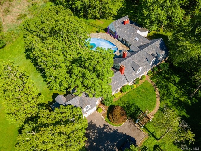 Photo - 235 Centre Island Rd