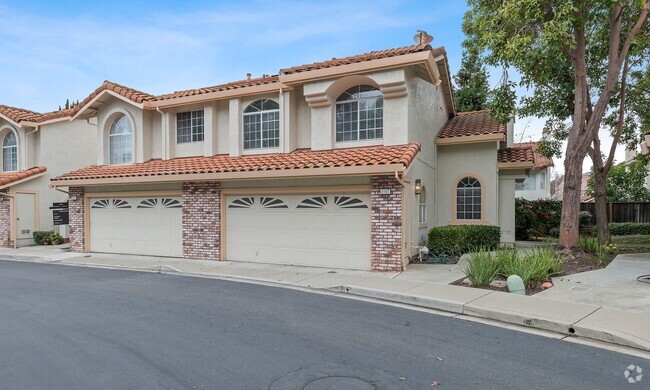 Building Photo - Newly Remodeled Townhome in Desirable Comm...