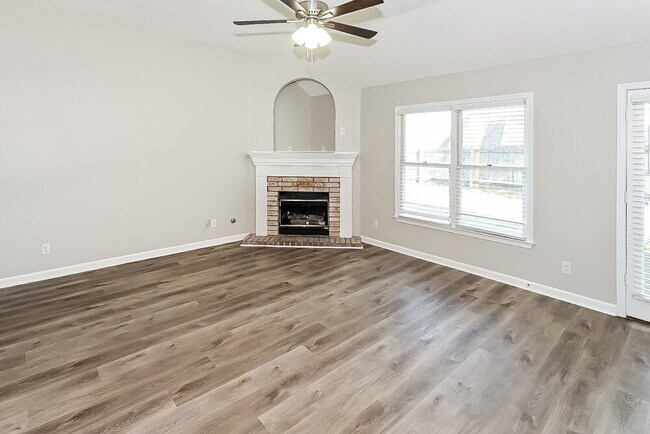 Photo - 1960 Chimneyrock Blvd E