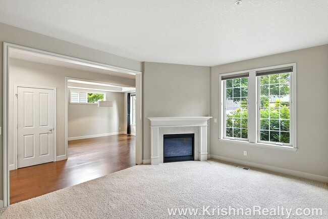 Photo - Gorgeous 6 BD* 3 BA* Single Family Home Located In Charming Arbor Meadows In Portland! **Minutes ...