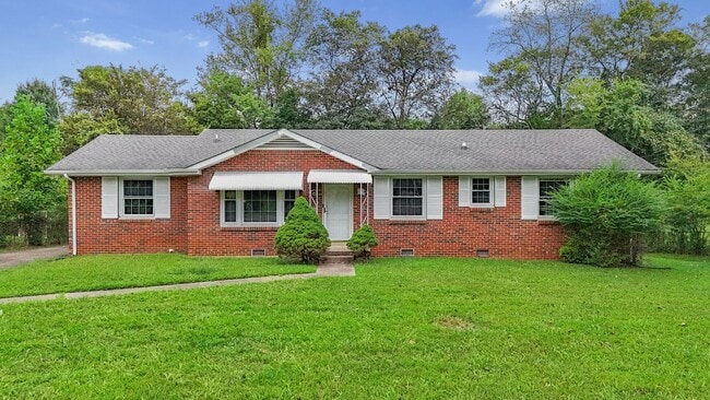 Building Photo - 3 Bedroom 2 Bath Home For Rent Near Downtown!