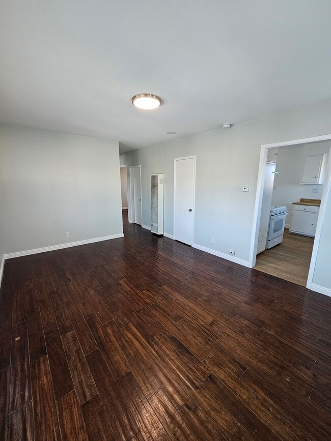 Building Photo - 1215 E 15th St Unit 1215 in a half Rental