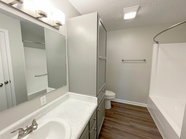 Sommerset-Remodeled-Apt-Bathroom3_web.jpg