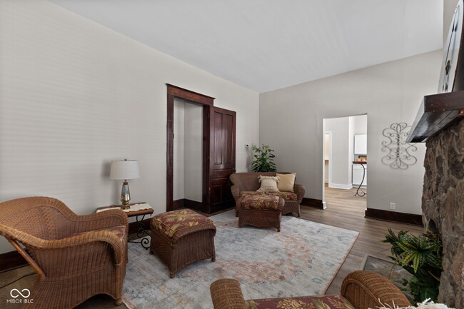 Photo - 195 W Marion St