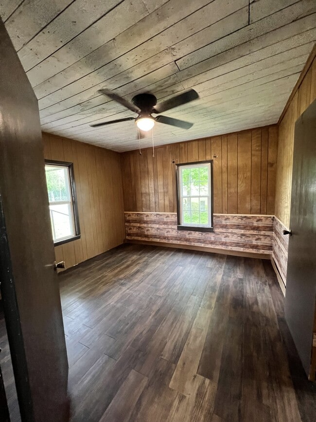 Photo - 405 S Skaggs Rd