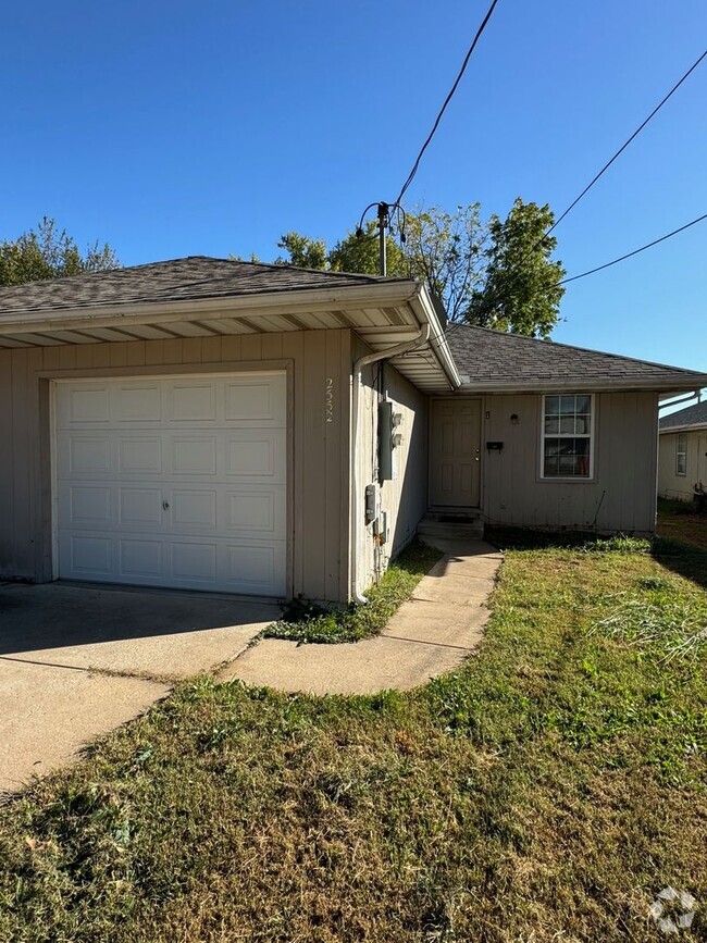 Building Photo - 2 Bed | 1 Bath | 1 Car Garage! 900 sqft ho... Rental