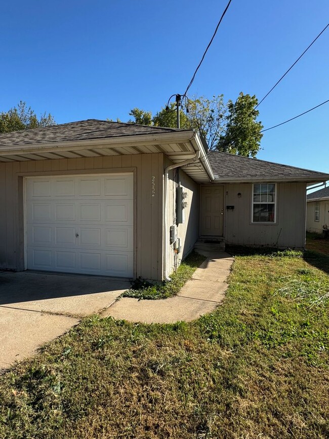 2 Bed | 1 Bath | 1 Car Garage! 900 sqft ho... - 2 Bed | 1 Bath | 1 Car Garage! 900 sqft ho... House