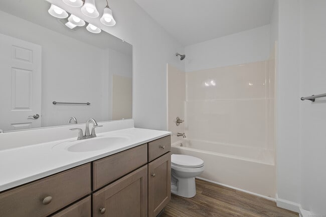 Photo - 156 Grove Ave Unidad B