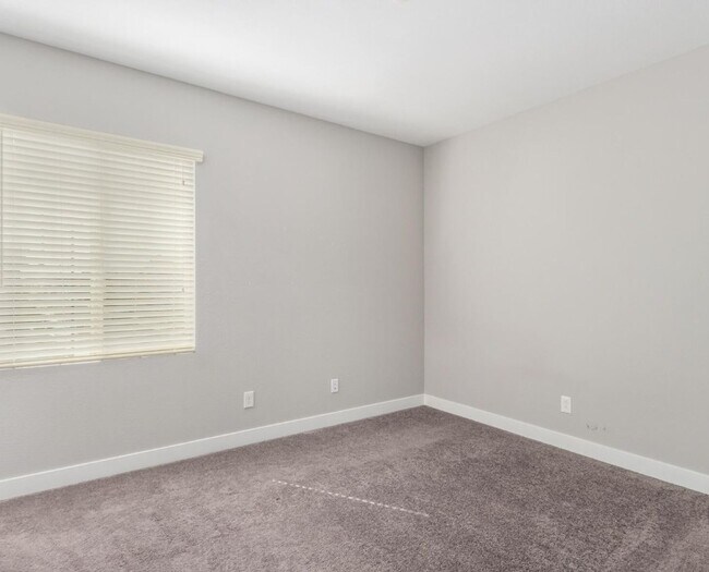 Photo - 1099 N 70th Way