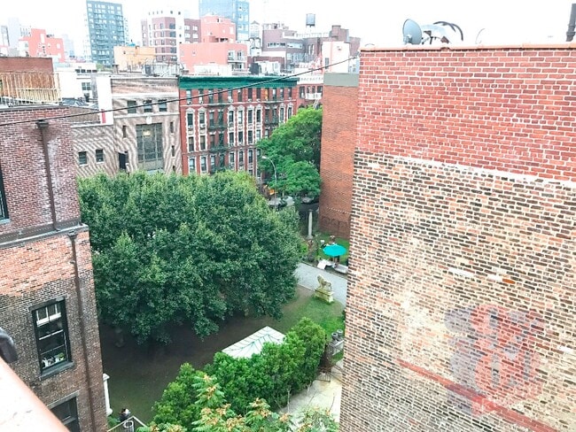 Building Photo - 234 Mott St