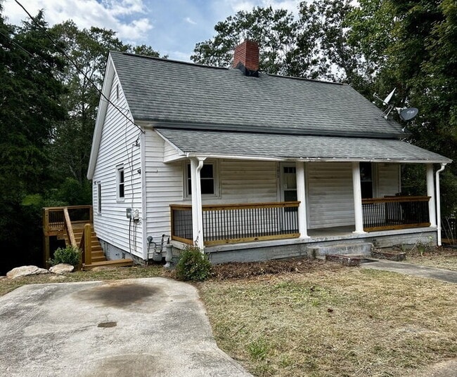 Building Photo - "Charming 2-Bed Oasis in Pelzer – Perfect Comfort on Orr St!"