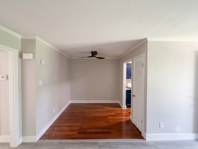 Photo - Beautifully Renovated 1BR Condo with In-Unit Washer/Dryer, Pool & Covered Parking! Pet Friendly! Unit 2015