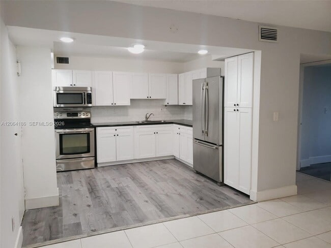 Building Photo - 6861 SW 147th Ave Unit 3B
