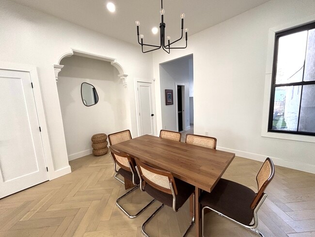 Comedor - 592 Bramhall Avenue