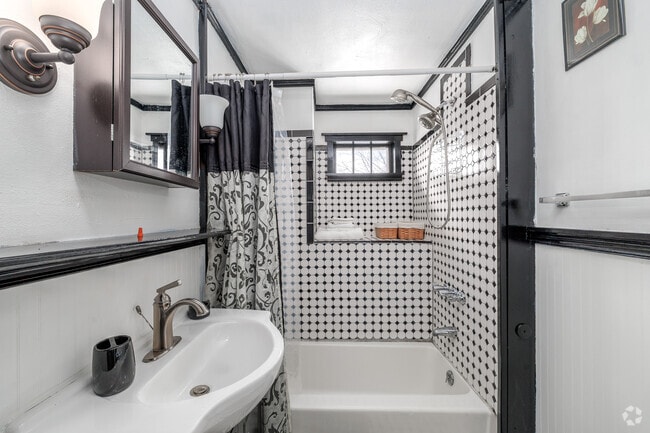 2 habitaciones, 1 baño - 850 pies cuadrados - Baño - 113 Clark St